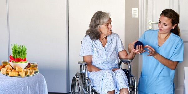 کمک گرفتن از پرستار سالمند در تعطیلات نوروز