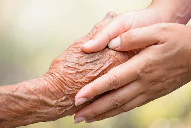 موانع و مشکلات مراقبت از سالمندان در جوامع امروزی