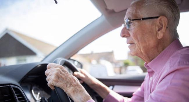 6 اقدام برای رانندگی بیمار آلزایمری و مراقبت از او