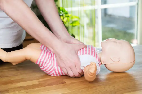 راهنمای دوره CPR کودک را از کجا شروع کنیم