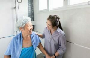 روش تشویق سالمند به استحمام