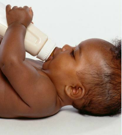 تغذیه کودک با شیشه شیر کودک