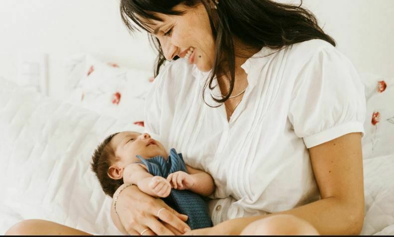 بغل کردن نوزاد : هر آنچه والدین و پرستار کودک باید در مورد فواید این کار  بدانند