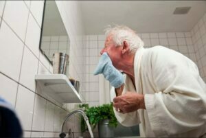رعایت نظافت سالمند
