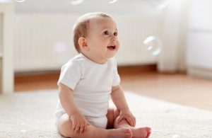نوزاد چهار ماهه و حباب