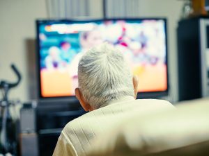 تماشای اخبار موجب شدت عوارض روانی کرونا در سالمندان می‌شود.
