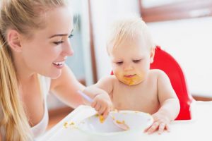 بهترین زمان برای شروع غذای کمکی دادن به نوزاد