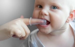 چالش هنگام دندان در آوردن در کودکان برای والدین
