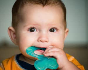چالش هنگام دندان در آوردن در کودکان برای والدین