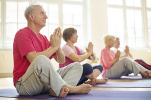 علت مفید بودن یوگا برای سالمندان 