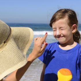 آفتاب سوختگی کودکان چه علایمی دارد و روش های پیشگیری و درمان آن چیست؟