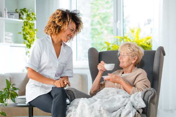ویژگی‌ و خصوصیات پرستار سالمند حرفه‌ای در منزل