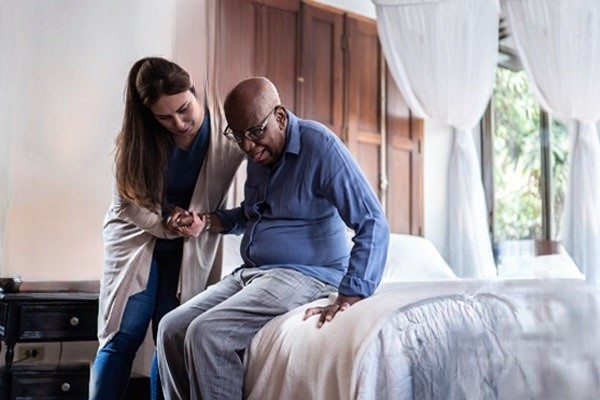 قدرت بدنی مناسب هنگام نگهداری از سالمند بیمار در منزل، از خصوصیات مهم پرستاران سالمند است