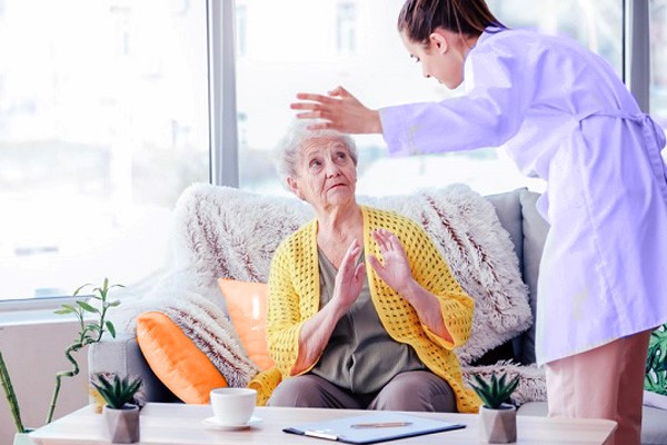 استخدام پرستار سالمند از طریق موسسات معتبر پرستاری، یکی از راه‌های مطمئن پیدا کردن مراقب سالمند مناسب است.