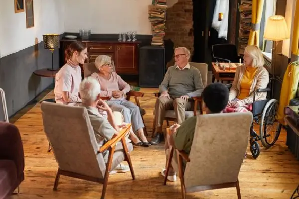 بررسی و مقایسه هزینه های خانه سالمندان و پرستار سالمند در منزل