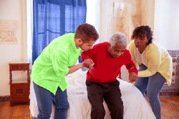 حضور سالمندان در منزل شخصی خودشان به آنان استقلال بیشتری میدهد