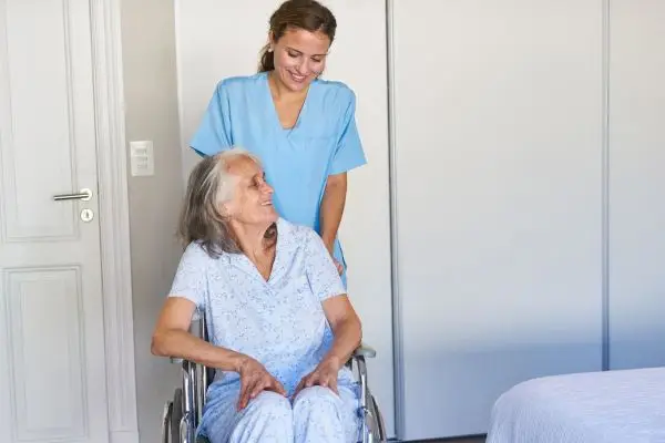 کمک پرستاران سالمند به افراد مسن در حرکت و سایر نیازهای روزانه
