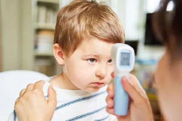 چک کردن دمای بدن کودک تب‌دار