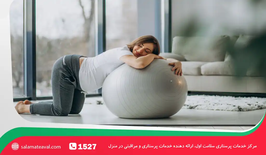 حرکت بغل کردن توپ بارداری با تکان آرام از حرکات ورزشی سبکی است که میتوان در دوران بارداری با استفاده از توپ بارداری انجام داد.