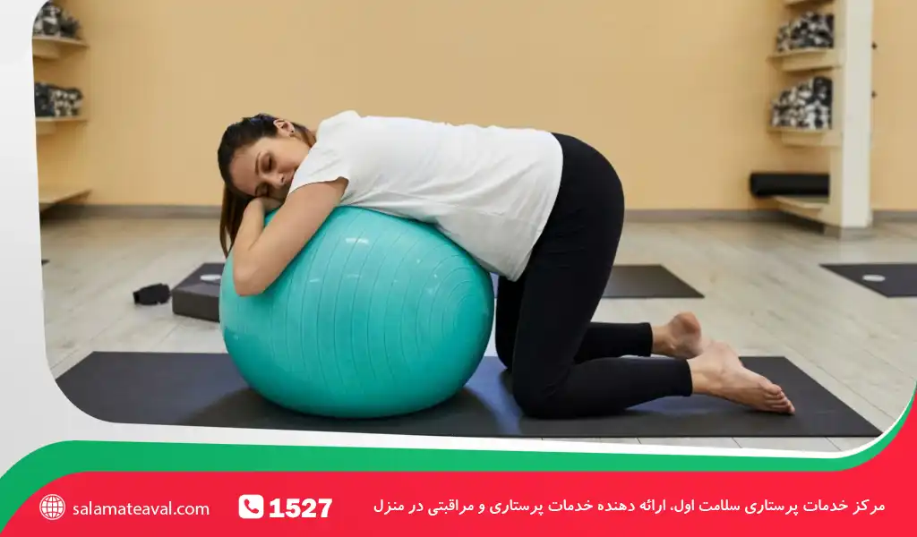 حرکت غلت دادن توپ با شکم ازجمله تمرینات ورزشی با توپ بارداری است.